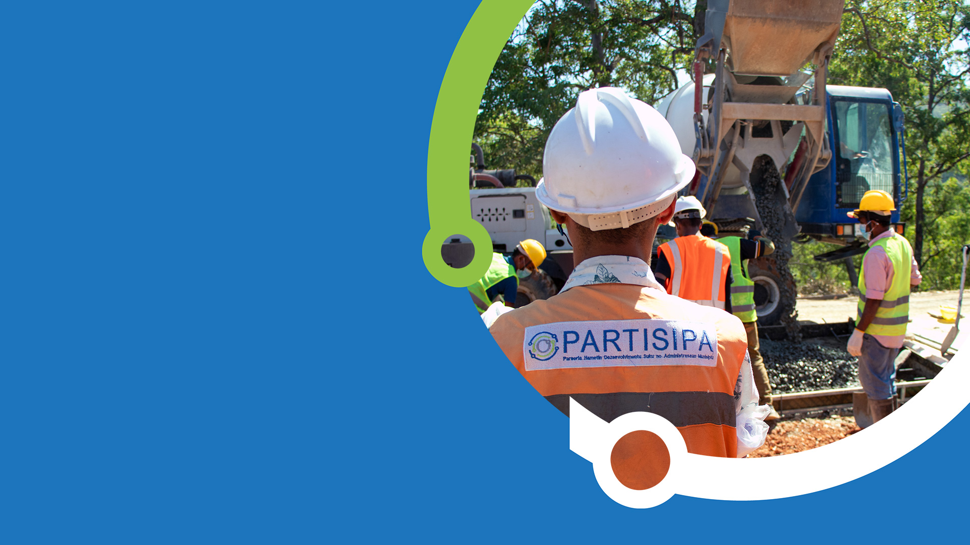 A PARTISIPA branded blue and green frame encircles a picture of a man with his back to the camera wearing a high visibility vest with 'PARTISIPA' on the back as he watches men working to lay cement onto a road frame as it pours from a truck.